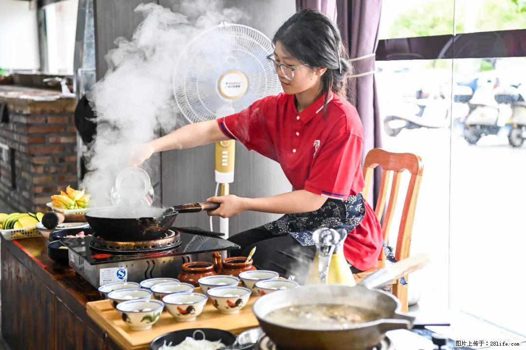 全网追的“扁担女孩”，找了一份暑假工，时薪12元 - 鄢陵生活资讯 - 鄢陵28生活网 yanling.28life.com